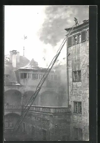 AK Stuttgart, Brand des Alten Schlosses 1931, Feuerwehrleiter an der Ruine