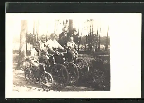 Foto-AK Familie mit drei Söhnen auf Fahrrädern