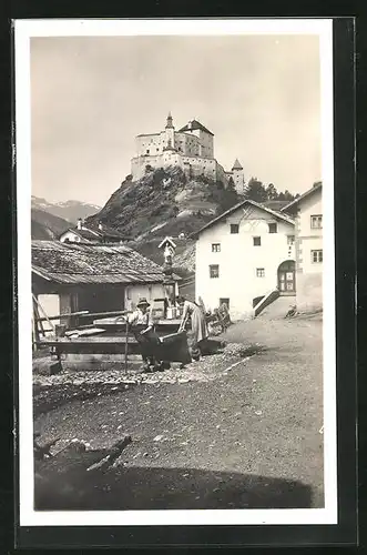 AK Tarasp, Brunnen im Ort mit Blick auf die Burg
