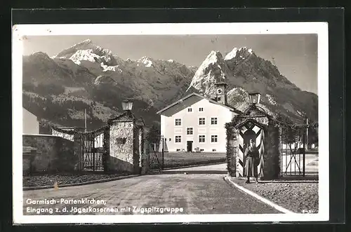 AK Garmisch-Partenkirchen, Eingang z. d. Jägerkasernen mit Zugspitzgruppe