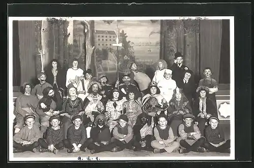 AK Schüler in Kostümen ihrer Theateraufführung, Fasching