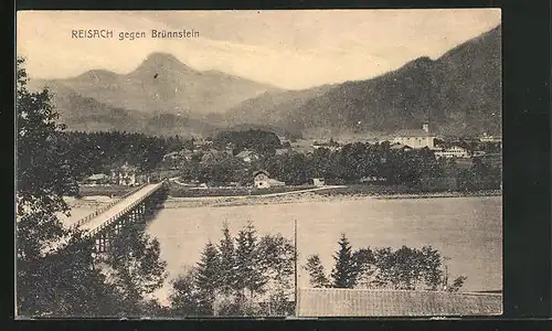 AK Reisach, Uferpartie mit Brücke gegen Brünnstein