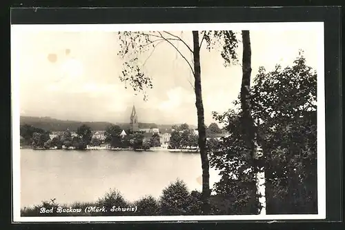 AK Bad Buckow /Märk. Schweiz, Uferpartie mit Kirche und Bäumen