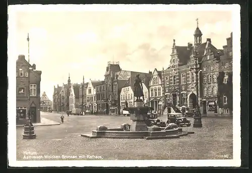 AK Husum, Asmussen-Wodsen Brunnen mit Rathaus