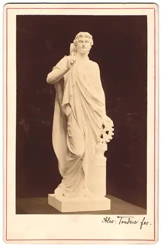 Fotografie Statue des Bldhauers Alexander Tondeur, Schmied mit Vorschlaghammer & Zahnrad