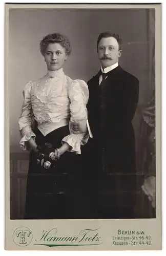 Fotografie Hermann Tietz, Berlin, Leipzigerstr. 46-49, hübsche Braut trägt Bluse mit Rüschen, Bräutigam im Anzug
