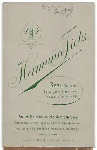 Fotografie Hermann Tietz, Berlin, Leipzigerstr. 46-49, hübsche Braut trägt Bluse mit Rüschen, Bräutigam im Anzug