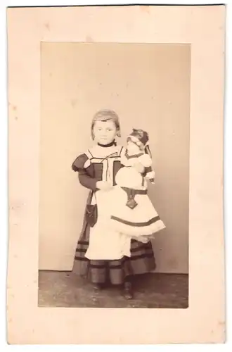 Fotografie unbekannter Fotograf und Ort, Gertrud Graue, als Magdalena Luther im Festspiel, mit Puppe im Arm