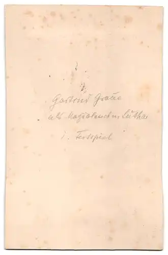 Fotografie unbekannter Fotograf und Ort, Gertrud Graue, als Magdalena Luther im Festspiel, mit Puppe im Arm