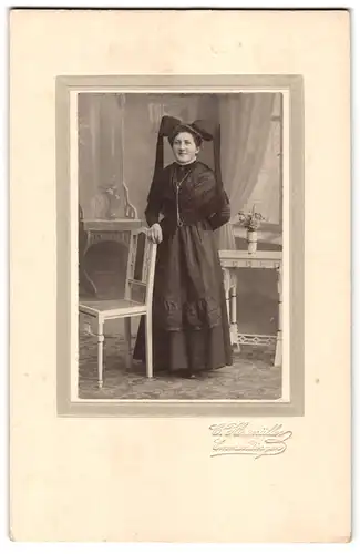 Fotografie Atelier Hirsmüller, Emmendingen, Brünette Dame in Tracht mit Halskette