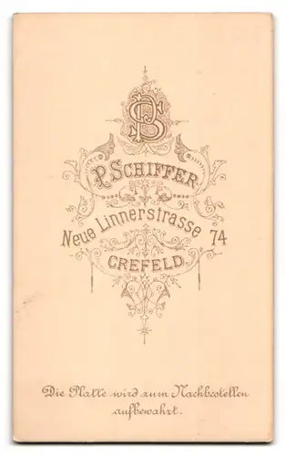 Fotografie P. Schiffer, Crefeld, Neue Linnerstrasse 74, niedliches Baby im Taufkleid, ausgestopfte Tauben