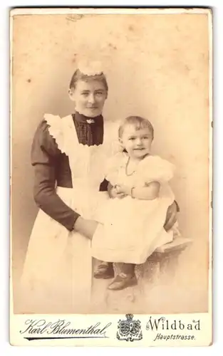 Fotografie Karl Blumenthal, Wildbad, Hauptstrasse, Amme und glückliches kleines Mädchen im Foto-Atelier