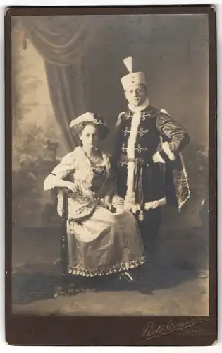 Fotografie Photo Compagnie, Leipzig, Reichsstr. 18-20, Fasching-Karneval, Herr im Husaren-Kostüm nebst Edeldame