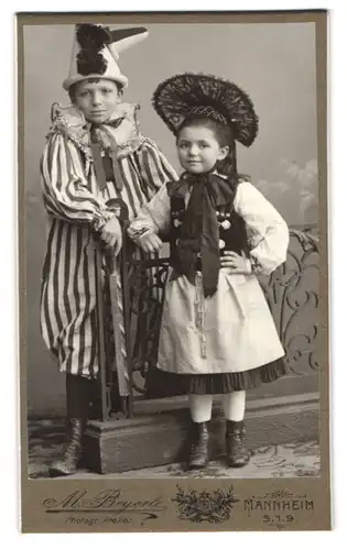 Fotografie M. Beyerle, Mannheim, S.1.9., Fasching-Karneval, Knabe im Harlekin-Kostüm & Mädchen im Trachten-Kostüm