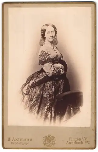 Fotografie H. Axtmann, Plauen i. V., oberer Graben 19, Portrait Edeldame trägt Kleid mit schwarzem Schleier & Spitze