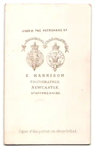 Fotografie E. Harrison, Newcastle / Staffordshire, Mädchen mit Spaten in Marineuniform