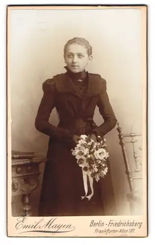 Fotografie Emil Mayen, Berlin-Friedrichsberg, Frankfurter Allee 197, Mädchen im schwarzen Kleid mit Blumenstrauss