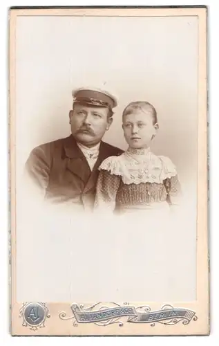 Fotografie A. Jandorf & Co., Berlin, Belle-Alliance-Str. 1, Vater mit Schirmmütze nebst hübscher Tochter