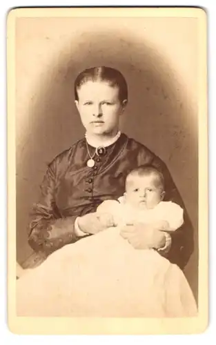 Fotografie Franz Roegels, Barmen, Heckinghauserstr. 25, junge Mutter mit Baby im Taufkleid