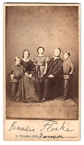 Fotografie Friedrich Wunder, Hannover, Neuerweg 3, Familie Flöske in bester Sonntagskleidung im Foto-Atelier