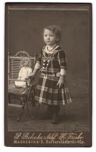 Fotografie P. Behnke Nchf. H. Friebe, Magdeburg, Halberstädterstr. 40p, Mädchen im Kleid mit Puppe & Puppenwagen