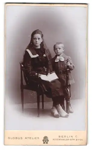 Fotografie Globus Atelier, Berlin, Rosenthalerstr. 27-31, Knabe mit Spielzeug-Gewehr nebst Schwester mit langem Haar