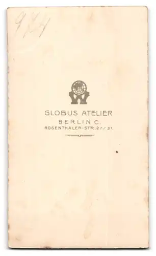 Fotografie Globus Atelier, Berlin, Rosenthalerstr. 27-31, Knabe mit Spielzeug-Gewehr nebst Schwester mit langem Haar