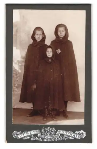 Fotografie Visit-Portrait, Ort unbekannt, Weihnachtssänger - Sternsinger, Mädchen tragen Umhang - Cape