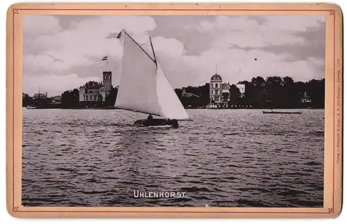 Fotografie Römmler & Jonas, Dresden, Ansicht Hamburg-Uhlenhorst, Segelboot und Gebäude am Ufer