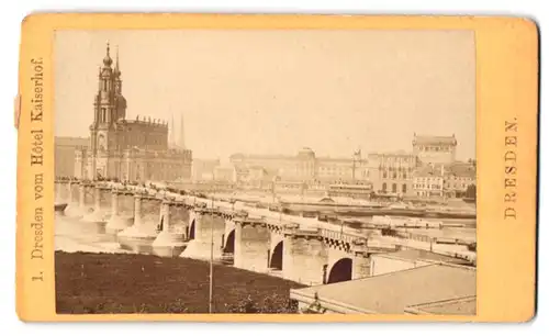 Fotografie Otto Schmidt, Dresden, Ansicht Dresden, Elbbrücke mit Stadtansicht vom Hotel Kaiserhof gesehen um 1879