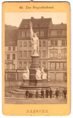 Fotografie Otto Schmidt, Dresden, Ansicht Dresden, Siegesdenkmal, Ladengeschäft Ed. Werner und Strohhut-Fabrikation