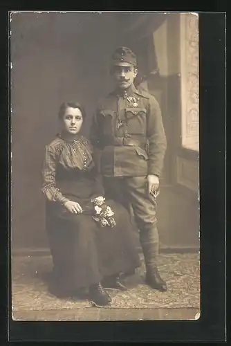 Foto-AK Österreichischer Soldat mit Ehefrau