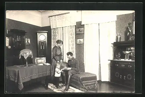 Foto-AK Soldat in Uniform Zuhause im Wohnzimmer mit seiner Familie, Historismus