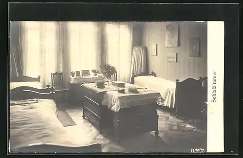 Foto-AK Eingerichtetes Schlafzimmer mit drei Betten, Historismus