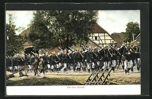 AK Soldaten der Infanterie mit Gewehren auf dem Marsch