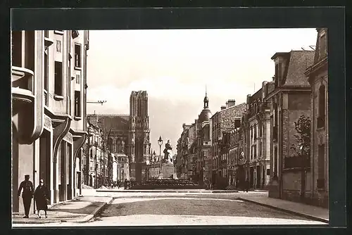 AK Reims, Strassenpartie mit Kirche