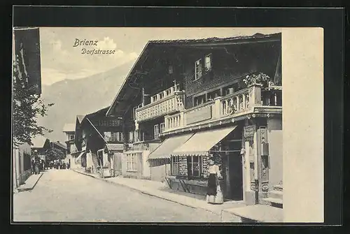 AK Brienz, Dorfstrasse mit Häusern