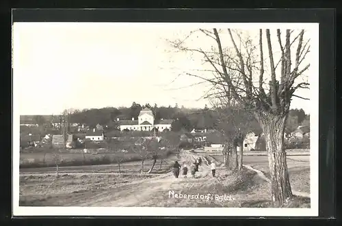 Foto-AK Nebersdorf, Weg ins Dorf, Rathaus