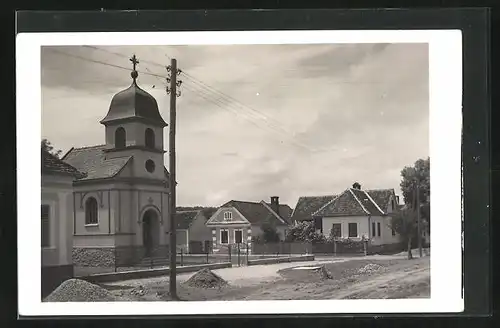 AK Gross-Petersdorf, Häuser an der kleinen Kirche