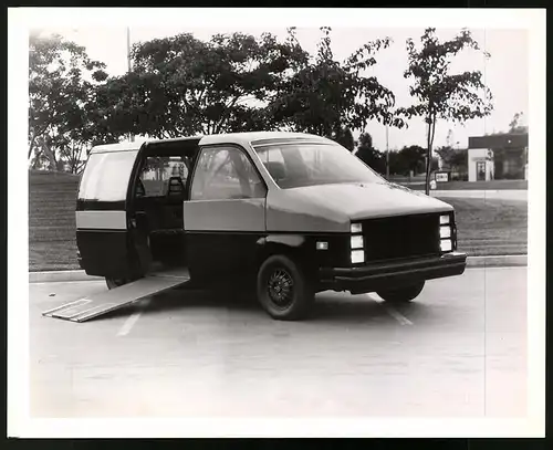 Fotografie Auto AMF Prototyp, The Taxi Project 1976, Taxi mit Rampe für Rollstuhlfahrer, Grossformat 25 x 20cm