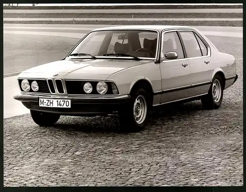 Fotografie Auto BMW 733i E23, Limousine mit Kennzeichen München auf einer Teststrecke