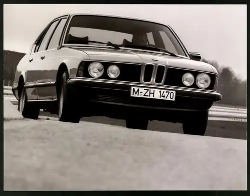 Fotografie Auto BMW 733i E23, Frontalaufnahme von der Fahrbahn aus