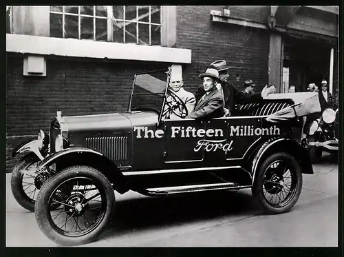 Archiv-Fotografie Auto Ford Model T, The Fifteen Millionth Ford, Henry Ford als Beifahrer