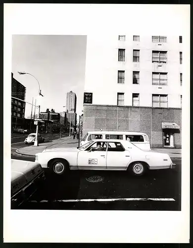 Fotografie unbekannter Fotograf, Ansicht New York City, Auto Volkswagen Prototyp neben US-Car im Strassenverkehr