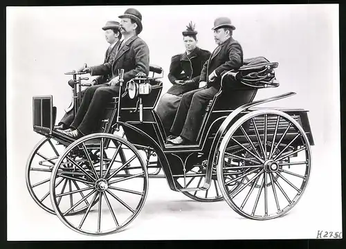 Archiv-Fotografie Auto Benz Phaeton von 1895, Carl Benz am Steuer
