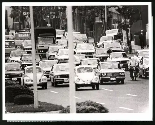 Fotografie unbekannter Fotograf, Ansicht Tokio, Auto VW Käfer im Strassenverkehr der Aoyama Strasse