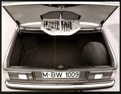Fotografie Auto BMW 733i E23, Kofferraum & Bordwerkzeug der Limousine, Kennzeichen München