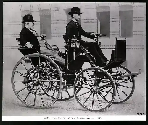 Archiv-Fotografie Auto Daimler Wagen mit Gottlieb Daimler von 1886