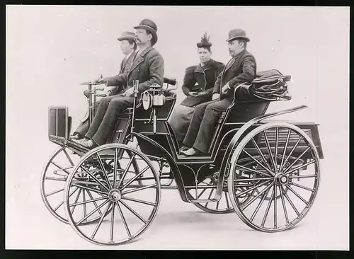 Archiv-Fotografie Auto Benz Motorwagen, Carl Benz am Steuer