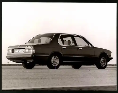 Fotografie Auto BMW 733i E23, Limousine auf einer Teststrecke